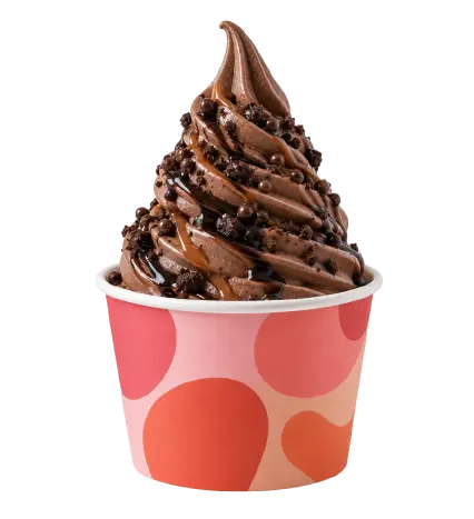 Helado soft serve de chocolate con salsa de chocolate y toppings