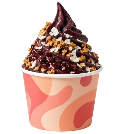 Postre estilo açaí con granola, coco rallado y salsa de frutos rojos