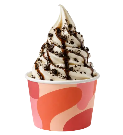 Helado soft serve de vainilla con salsa de chocolate y migas de galleta