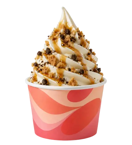 Helado soft serve de vainilla con salsa de caramelo y migas de galleta
