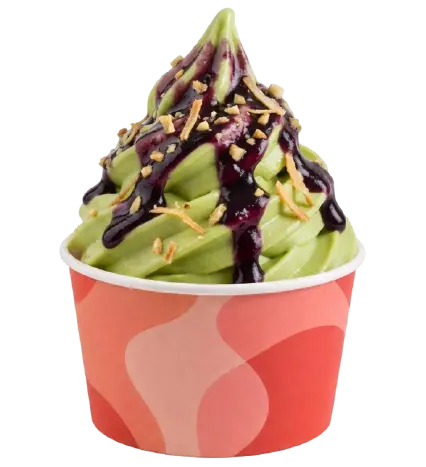 Helado soft serve de pistacho con salsa de frutos rojos y toppings de nueces