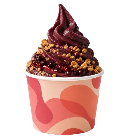 Postre estilo açaí con granola y salsa de frutos rojos