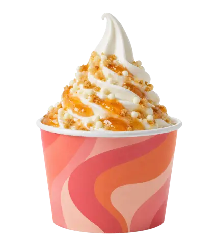 Yogur helado con salsa de mango y toppings crujientes